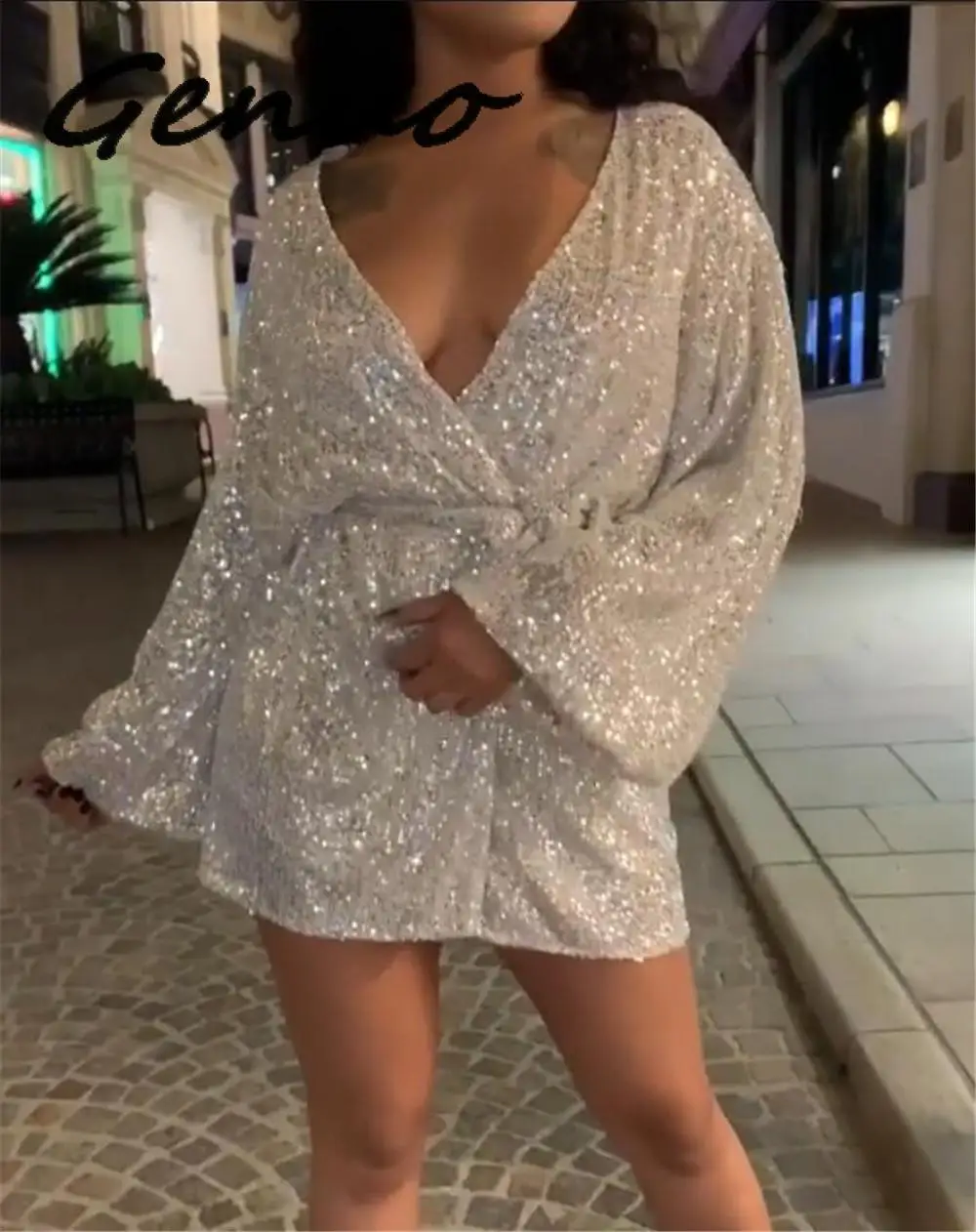 Сексуальное платье с глубоким V образным вырезом и блестками женское серебристое