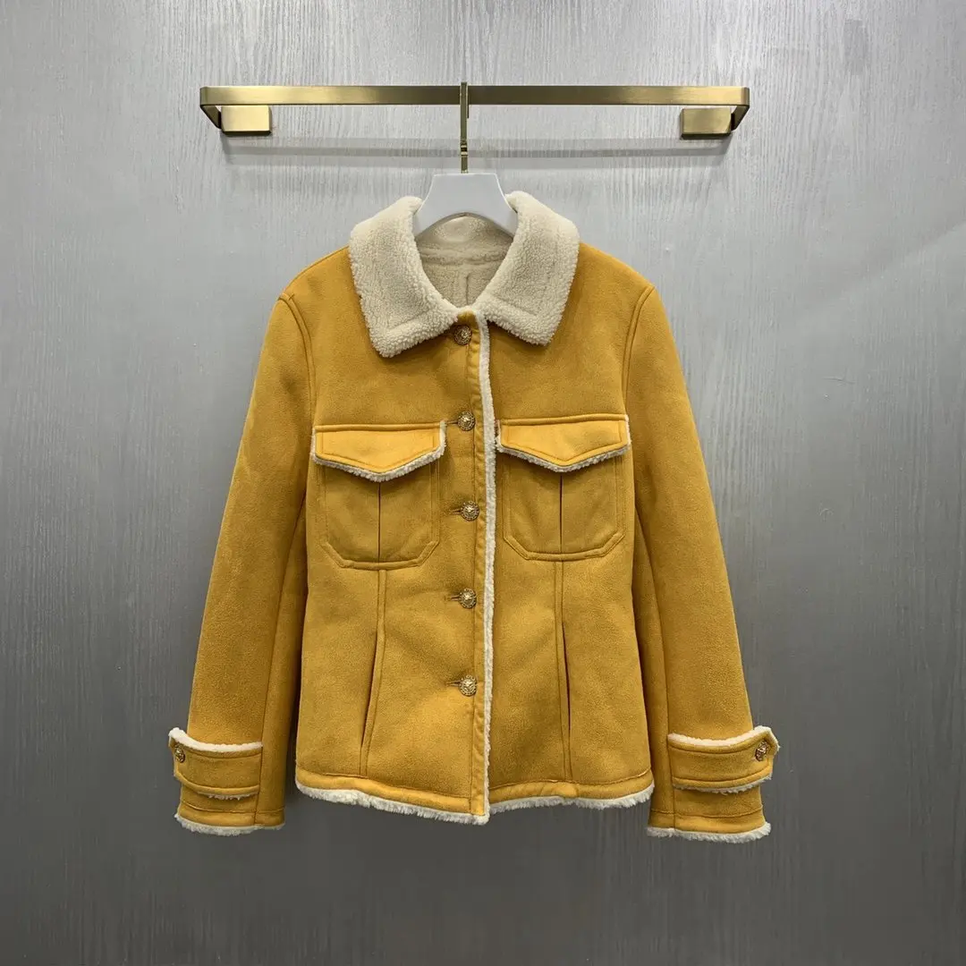 

Женская меховая куртка с длинным рукавом и отложным воротником