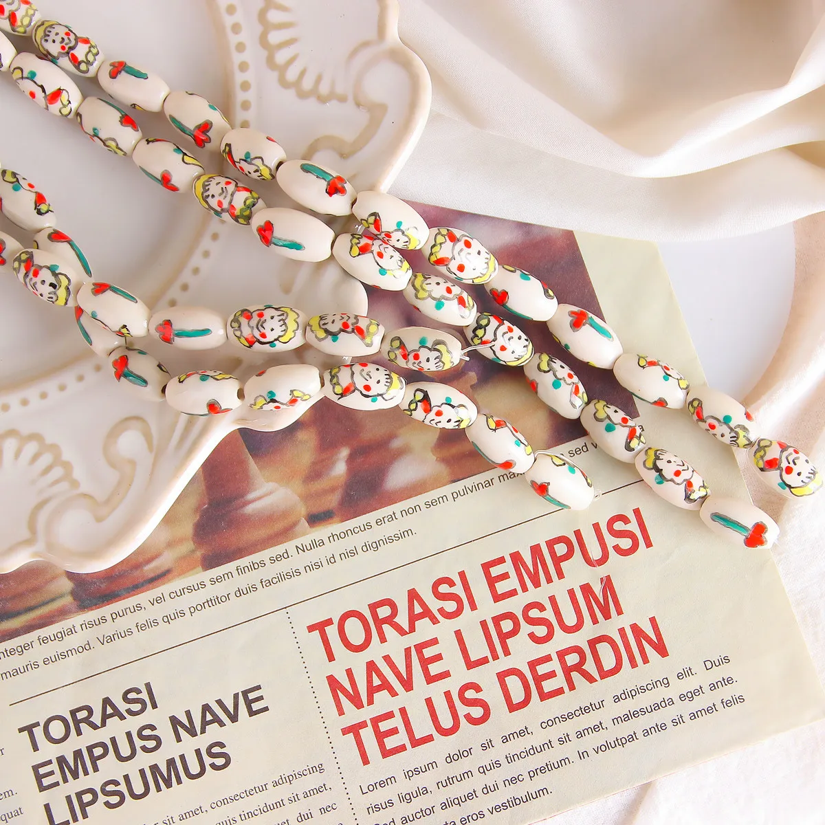 Японские ручной работы керамические бусины в стиле шоуа с антикварными куклами и разбросанными цветами для создания украшений своими руками.