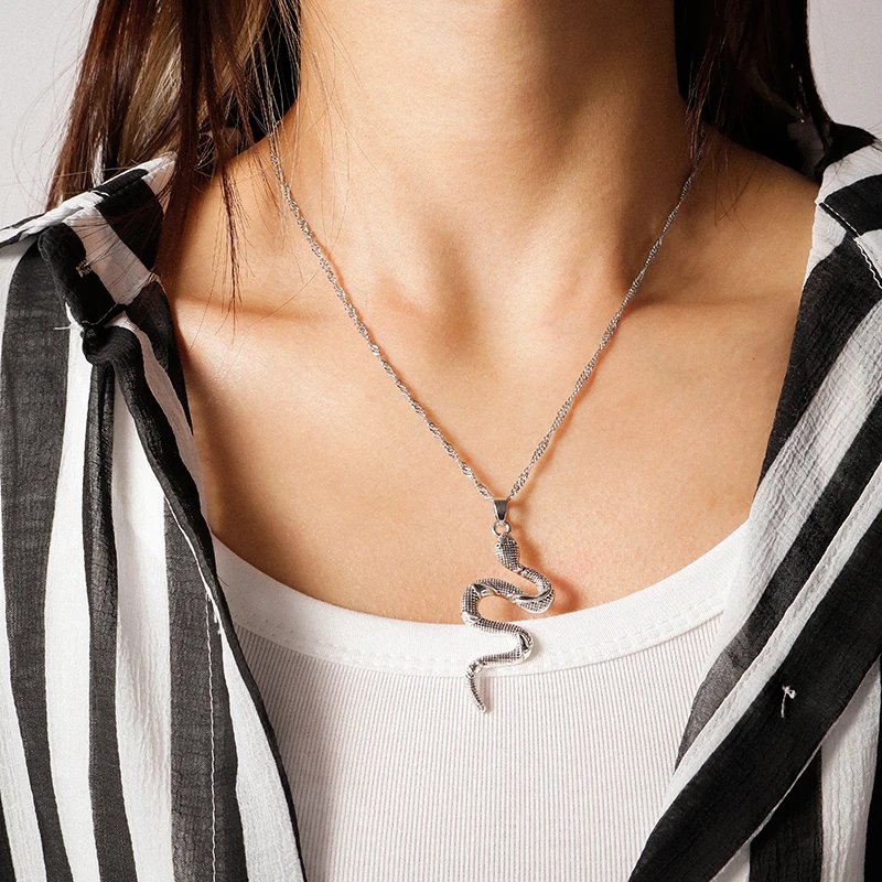 

New Fashion Metal Snake Necklaces Animals Pendants Twist Chain Necklace Gold Silver Color Collier Jewelry Accessories for Women