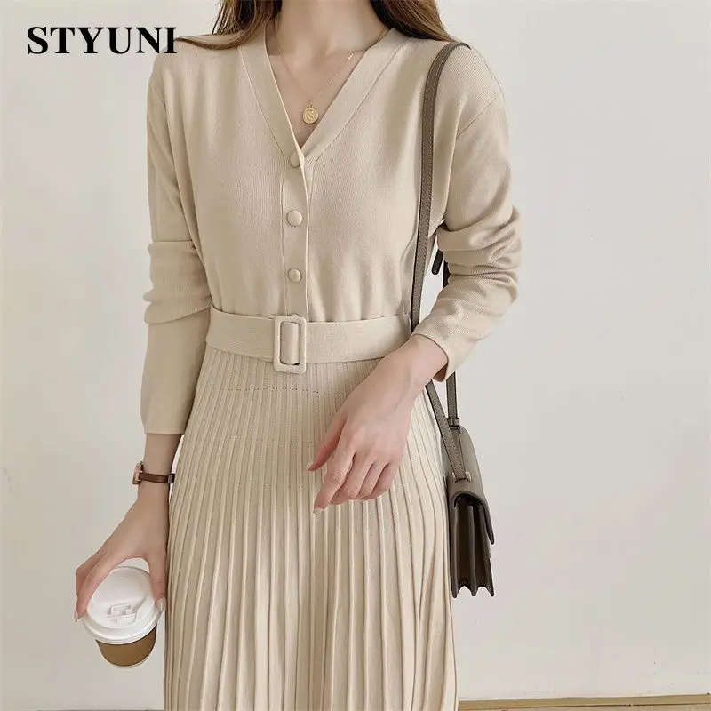 

Korean version of the dress female autumn and winter 2021 new single-breasted mid-length knitted V-neck pleated dress with belt