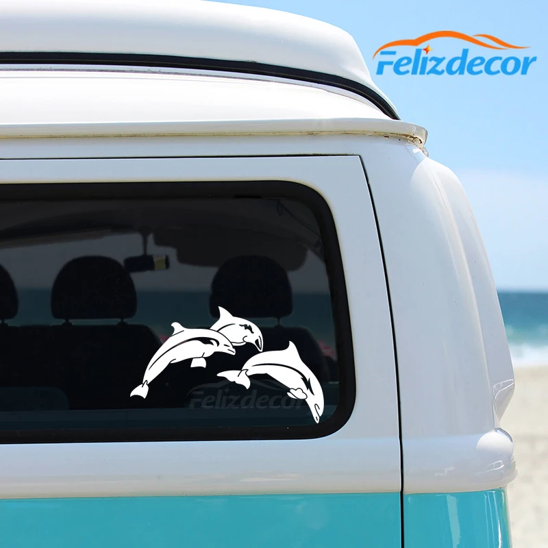 Три милых маленькие дельфины выполняют виниловые наклейки на автомобиль для