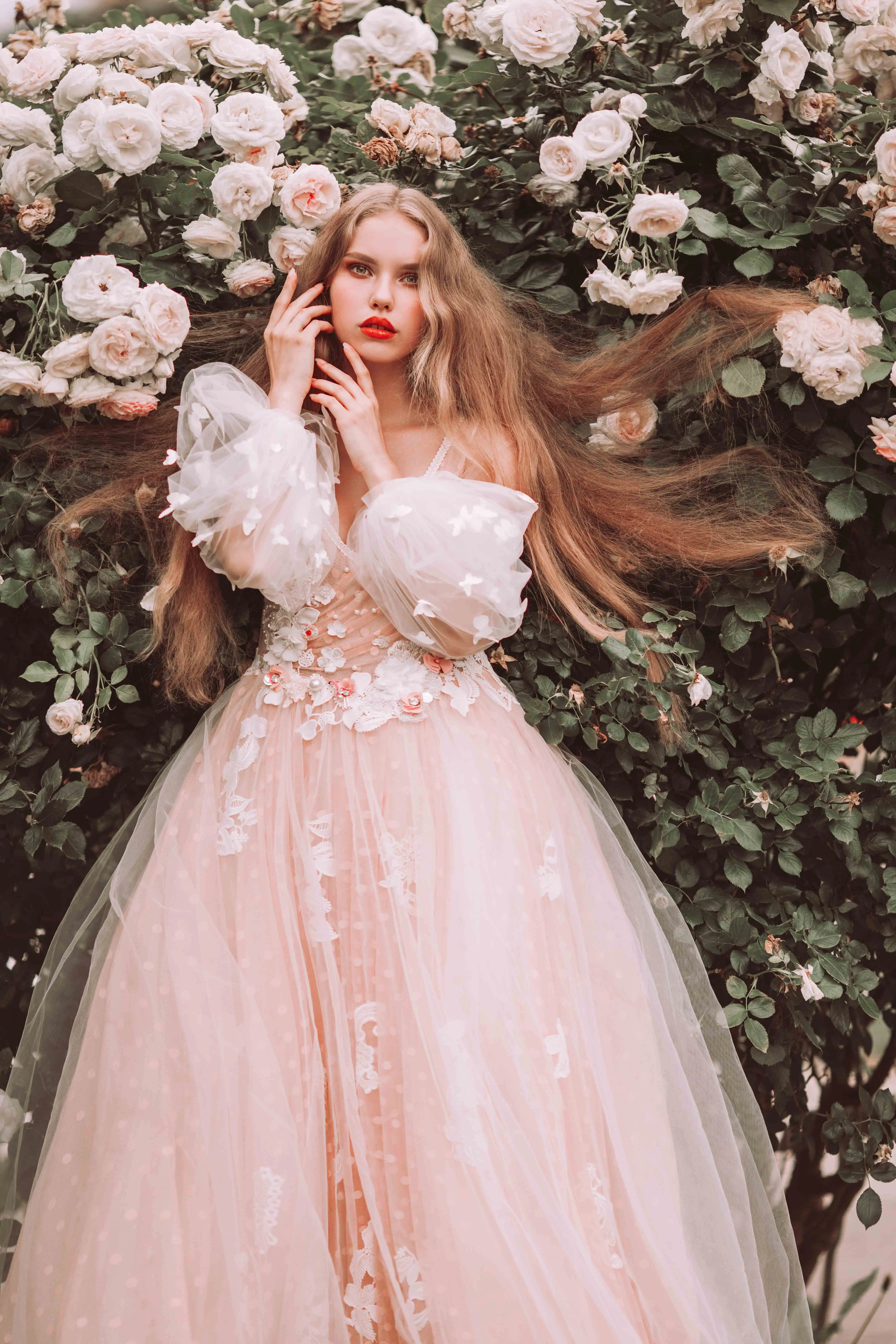 

Pink V Neck Embroidery Flowers Wedding Dresses 2021 Puffy Sheer Long Sleeves Ball Gown Wedding Bridal Gowns vestido de noiva