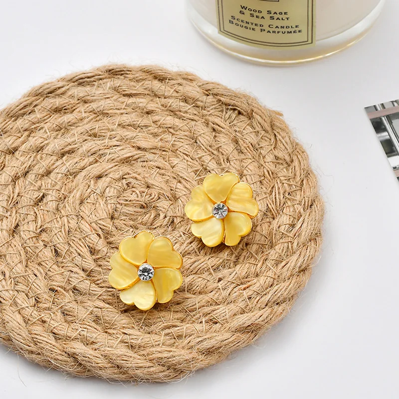 Модные корейские серьги-гвоздики с хризантемой акриловые простые жёлтые Серьги