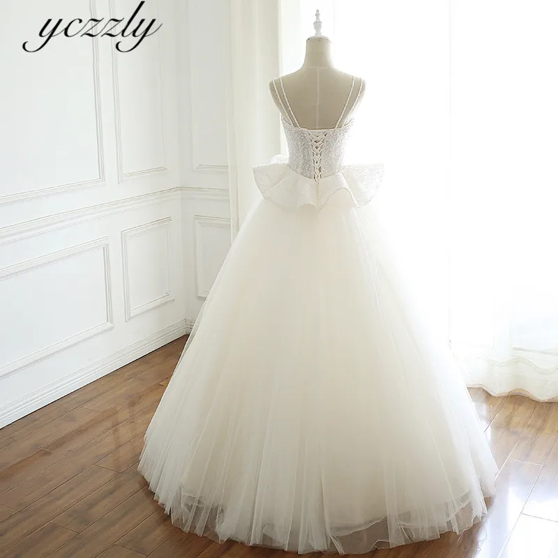 Роскошное бальное платье на тонких бретельках кружевное свадебное с жемчугом и