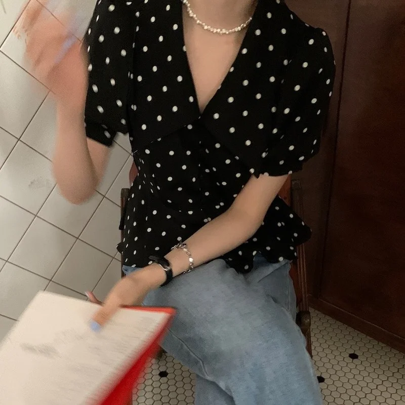 

Women Shirts 2021 Summer Korea Temperament Ladies Retro Lapel Contrast Color Wave Point Puff Sleeves Hem Ruffle Blouses