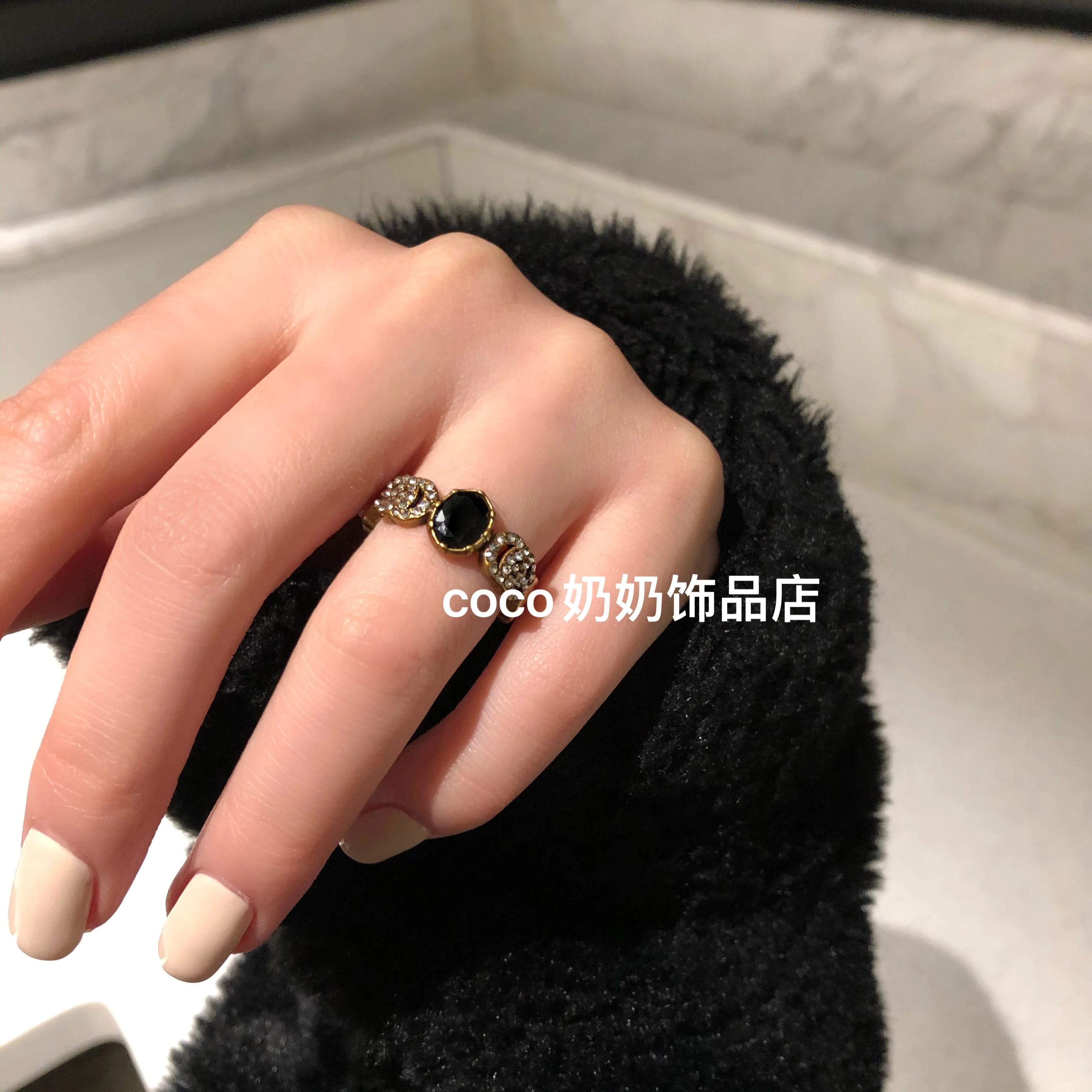 

[a Small Amount] Miss Wind! Rich Woman's Retro Black Onyx Small G Style Open Ring Old Ring