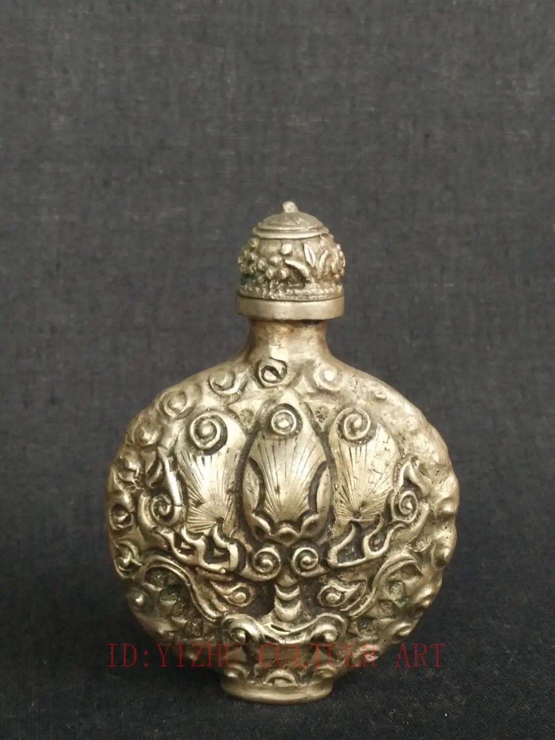 

YIZHU CULTUER ART Collection Old China Tibet Silver Hand Carving Dragon Snuff Bottle Decoration