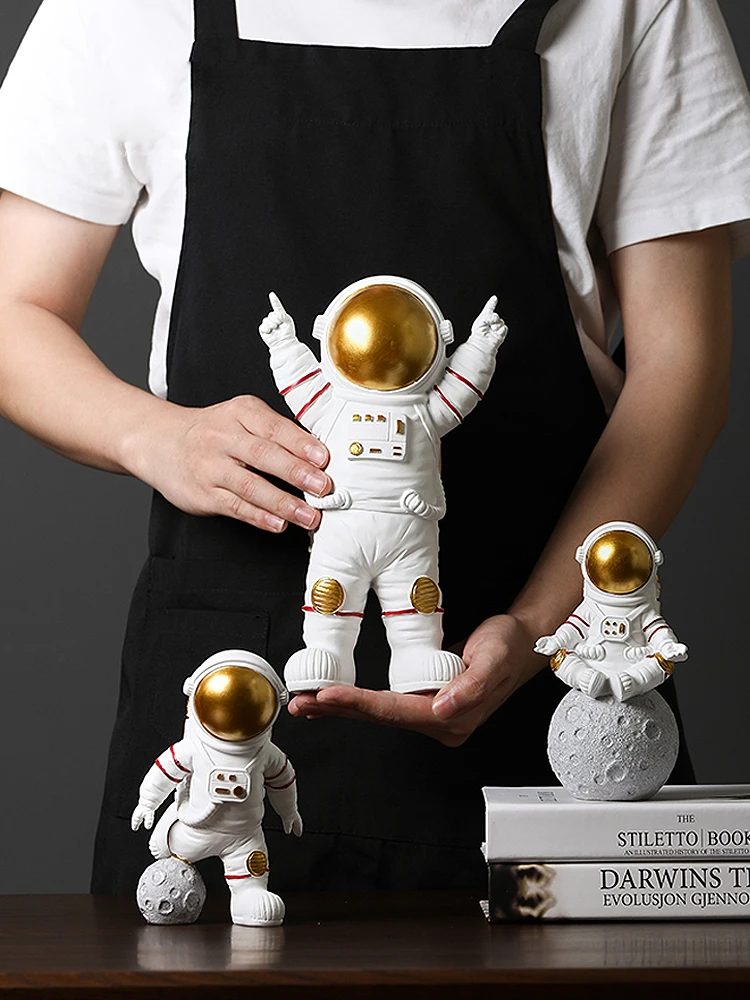 

Nordic Modern Astronaut miniature figurines Resin Craft Home fairy garden desk decoration Furnishing articles room accessories