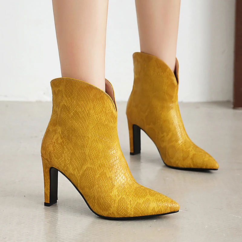 Новинка 2020 года Модные женские ботинки со змеиным принтом Ботильоны с острым