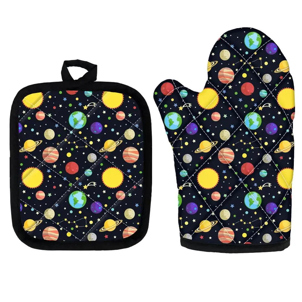 Изолированные перчатки для выпечки и набор подушек с планетами/звездочками