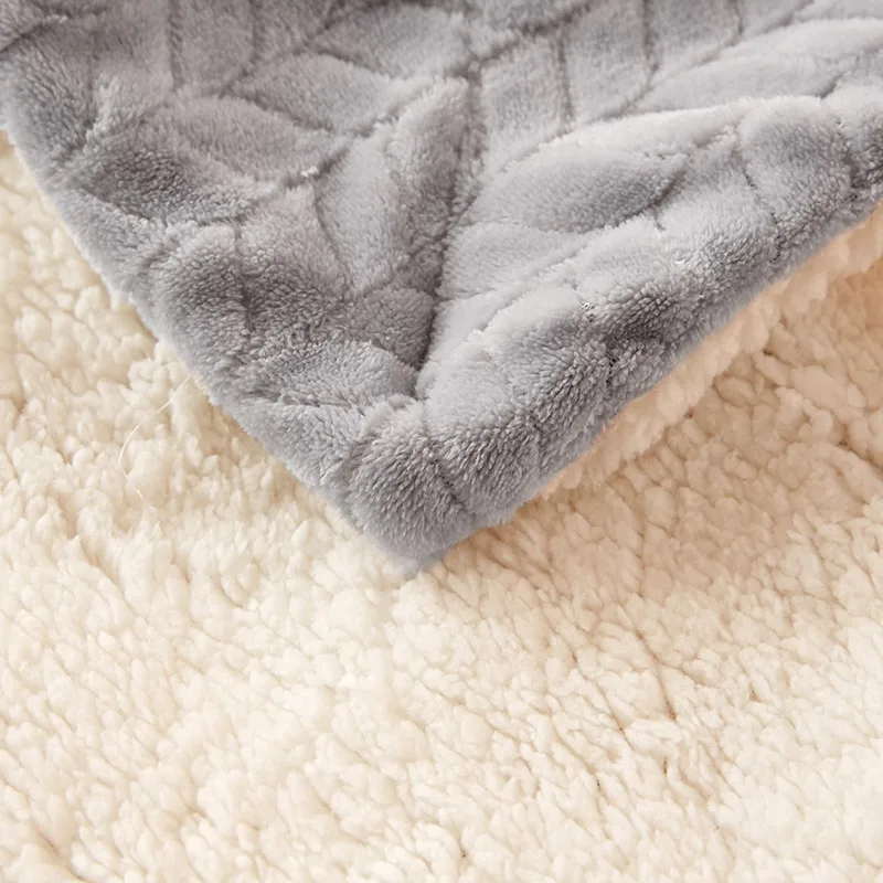Бело серые флисовые одеяла и толстые теплые зимние для взрослых домашнее супер