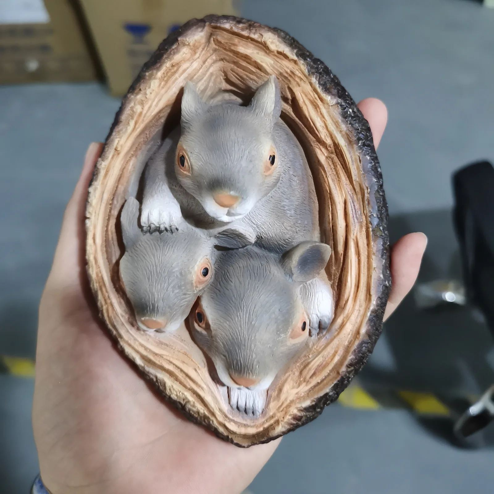 

2021 Art Sculpture Resin Hanging On The Tree Cute Squirrels Out The Tree Hole Garden Statue Tree Hugger Yard Art Polyresin