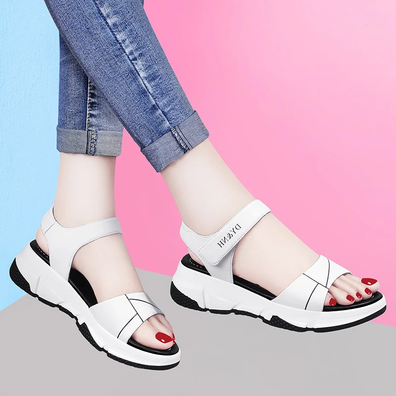 

Женские туфли, Новинка лета 2020, кожаные легкие пляжные спортивные сандалии в Корейском стиле на платформе и полувысоком каблуке, с мягкой по...