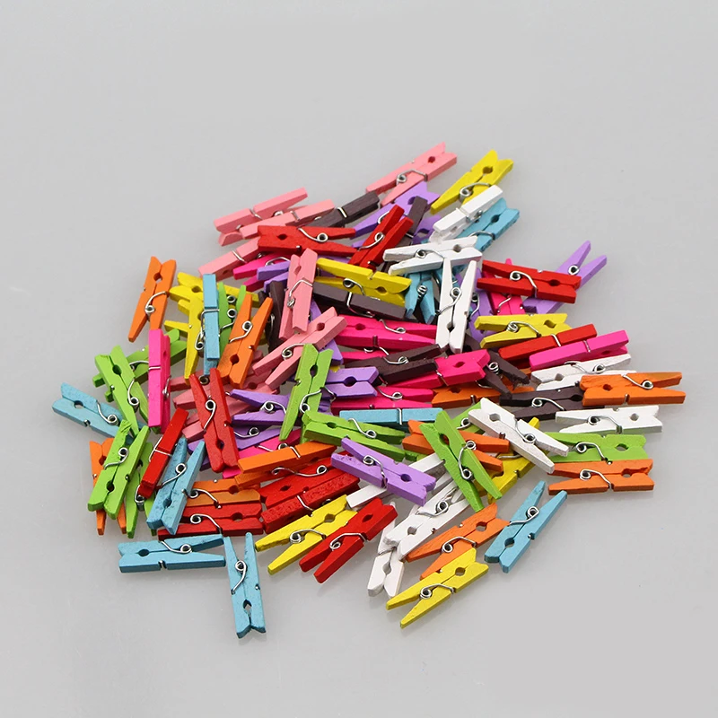 Небольшой цветной деревянный зажим можно использовать для зажима фотографий