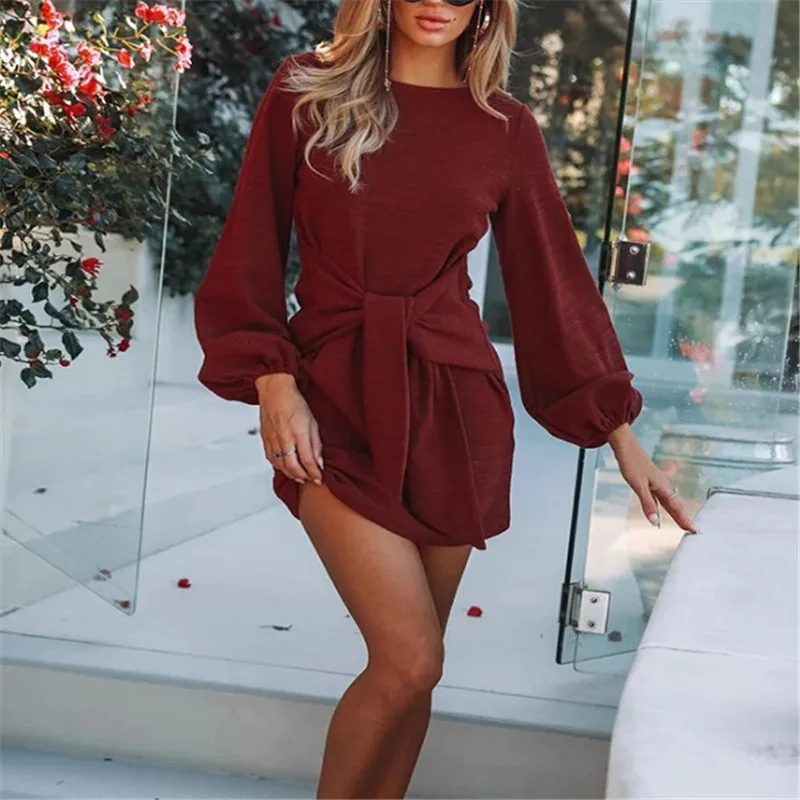 Женское однотонное платье с длинными рукавами на шнуровке круглым вырезом