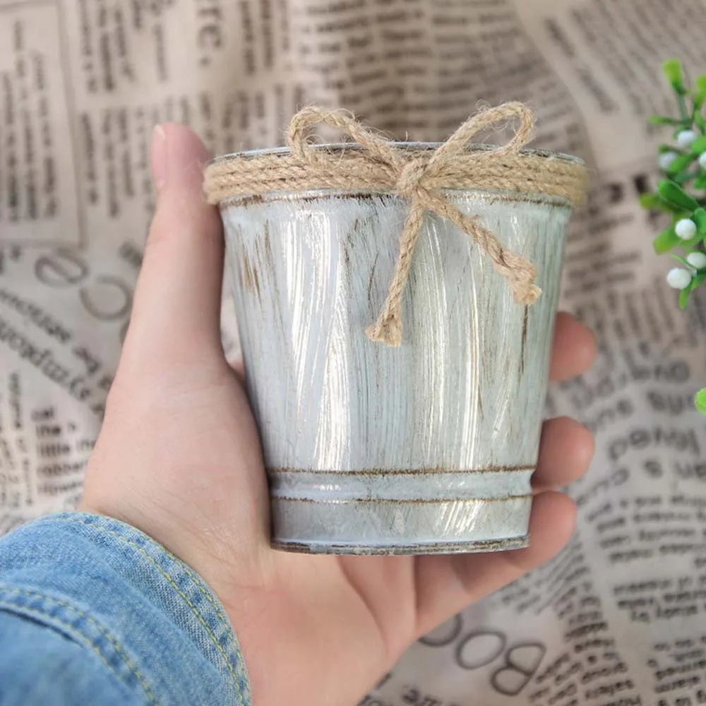 Металлический цветочный горшок в стиле ретро можно повесить на балкон для