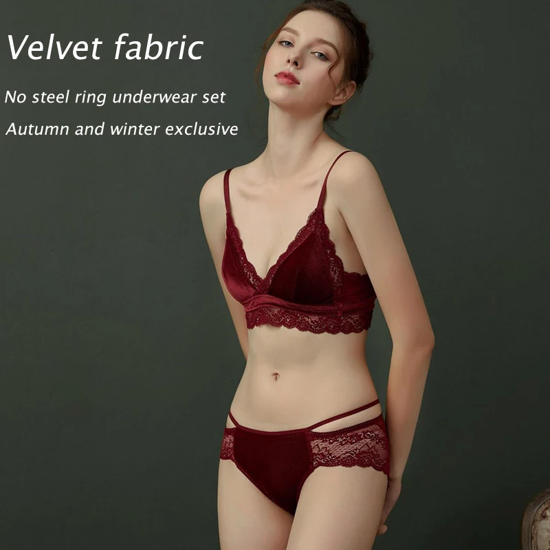 

Комплект женского кружевного нижнего белья с чашками пуш-ап