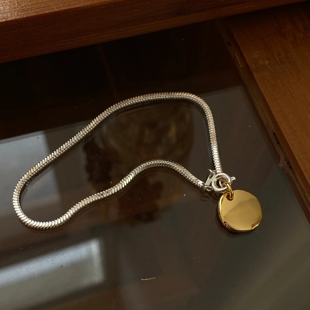 

Меньшее количество, золотой и серебряный цвет, контрастный маленький круглый фирменный кулон, модный браслет