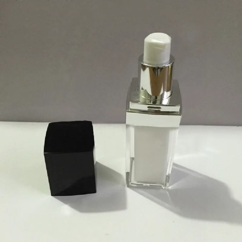 Акриловая бутылка квадратной формы 20 мл белая серебристая с насосом черная