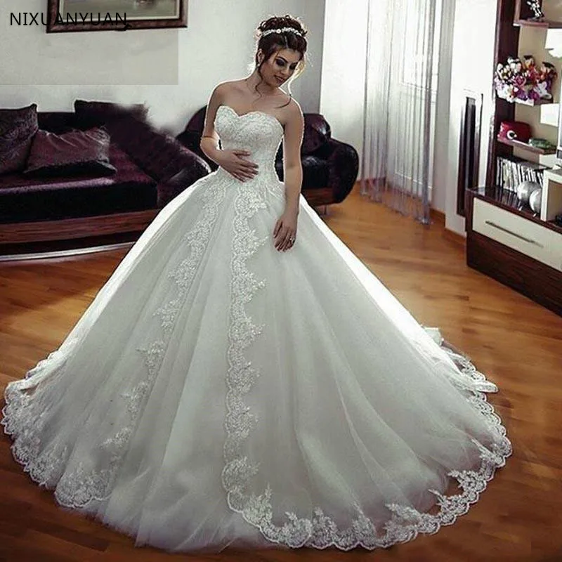 

White Vintage Ball Gown Wedding Dresses Lace Appliques Lace Up Back Sweetheart Wedding Gowns Bride Dresses