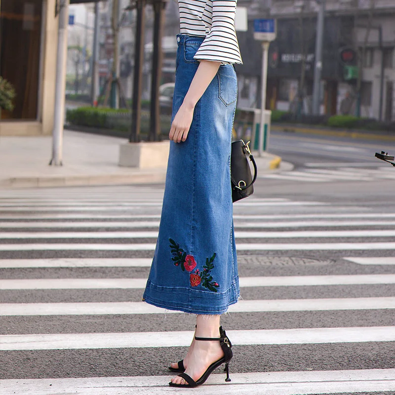 Женское джинсовое платье макси длинное ТРАПЕЦИЕВИДНОЕ ПЛАТЬЕ с цветочной