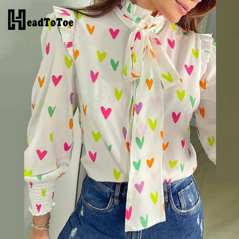 

Женская рубашка с оборками и принтом в виде сердца