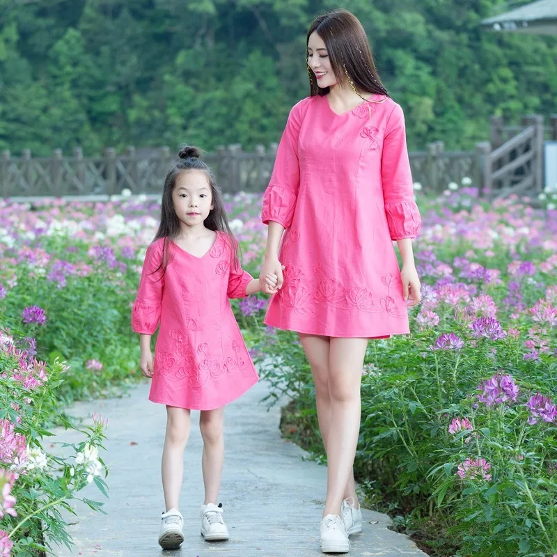 

Платье в этническом стиле для родителей и детей, для мамы и дочери, хлопковое льняное платье с вышивкой, повседневное однотонное ТРАПЕЦИЕВИ...