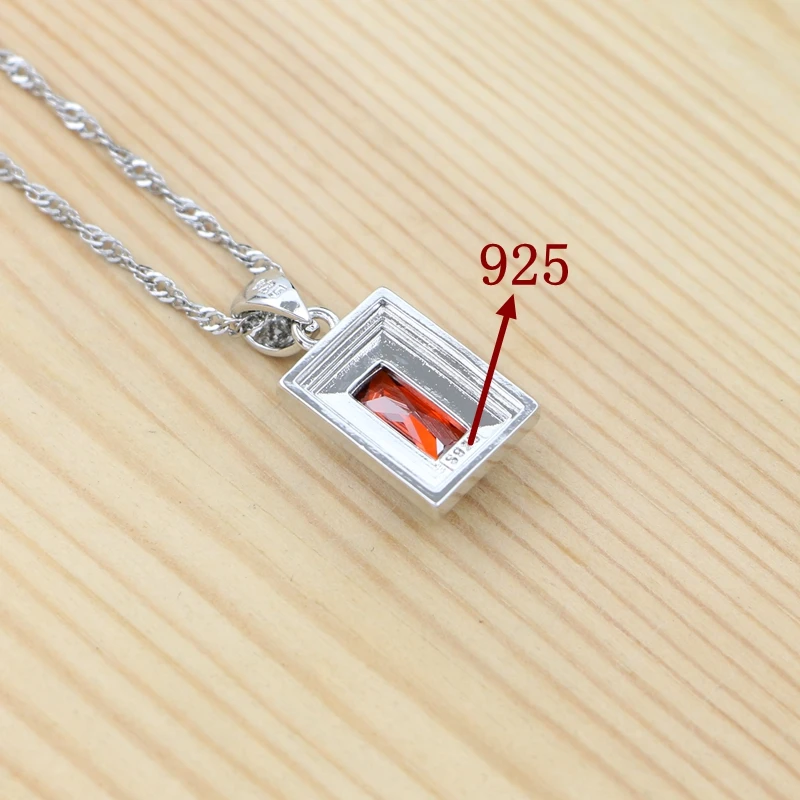 Комплект женских ювелирных изделий из серебра 925 пробы с квадратным гранатом