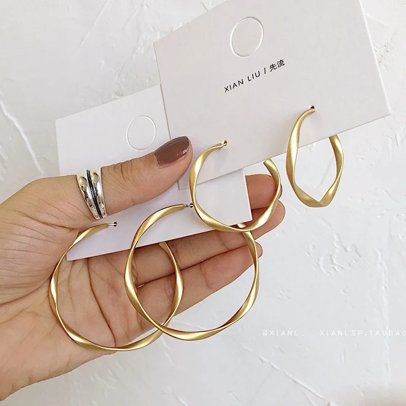 

Golden Round Crystal Hoop Earrings for Women Geometric Rhinestones Jewelry Korean Style Big Circle Hyperbole Party Gifts 040