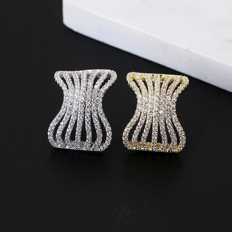 Серьги-гвоздики с родиевым покрытием и геометрическим рисунком | Украшения