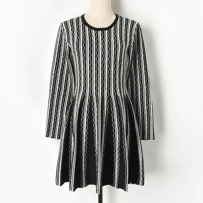 Осенне зимнее трикотажное платье с длинным рукавом и о вырезом геометрическим