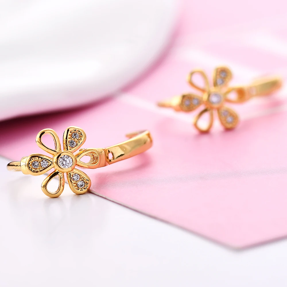 Золотистые серьги с кубическим цирконием и цветами маленькие кольца