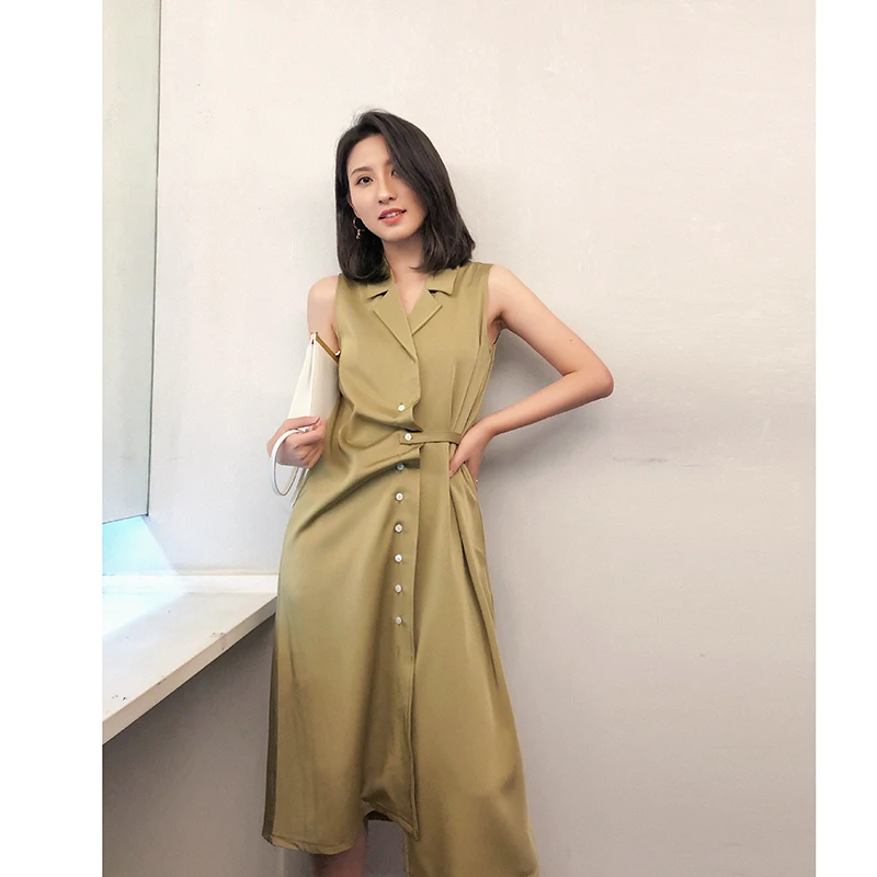 Женское шелковое платье рубашка средней длины с отворотом без рукавов на кнопках