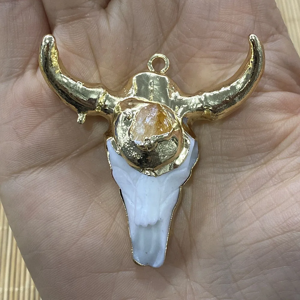 Ожерелье из натуральной смолы кулон инкрустированный красочным кристаллом в