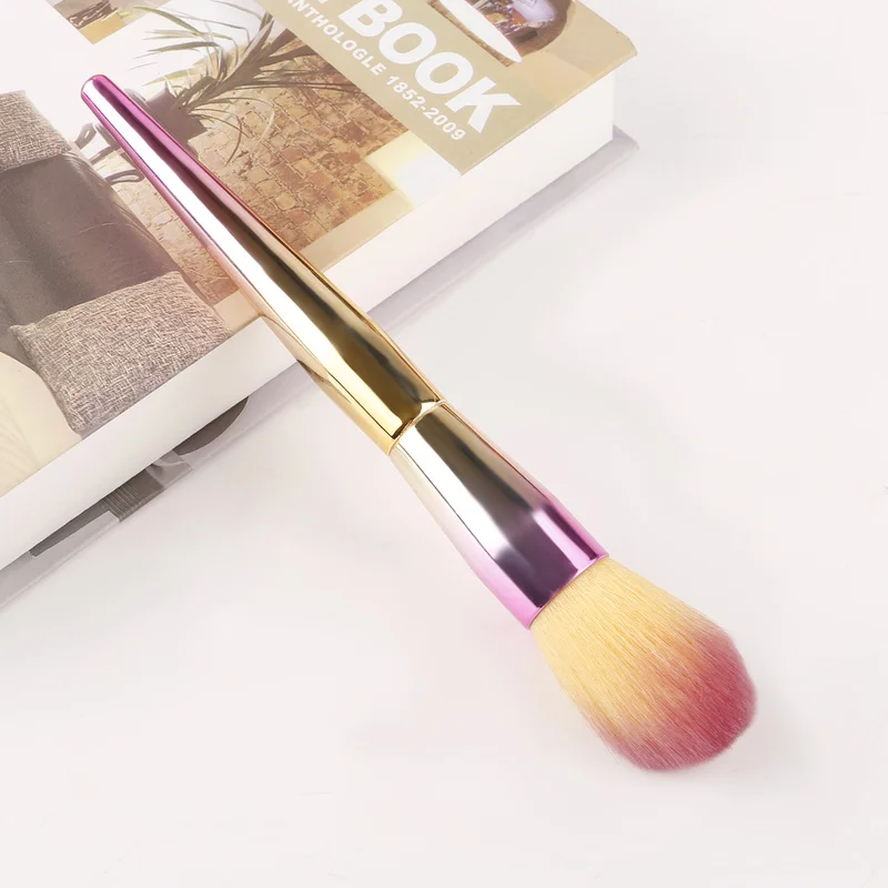 Роскошные кисти для макияжа цвета шампанского с голубыми градиентами основы