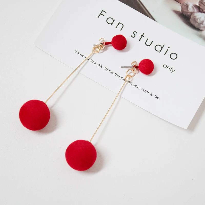 Модные красные черные висячие серьги с плюшевыми шариками женские