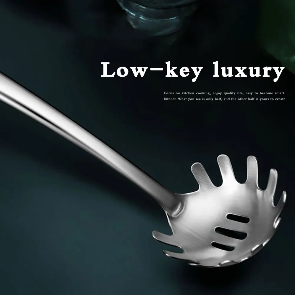 

Serrated noodle spoon Stainless steel spoon resistant to rust and corrosion Kitchen gadgets