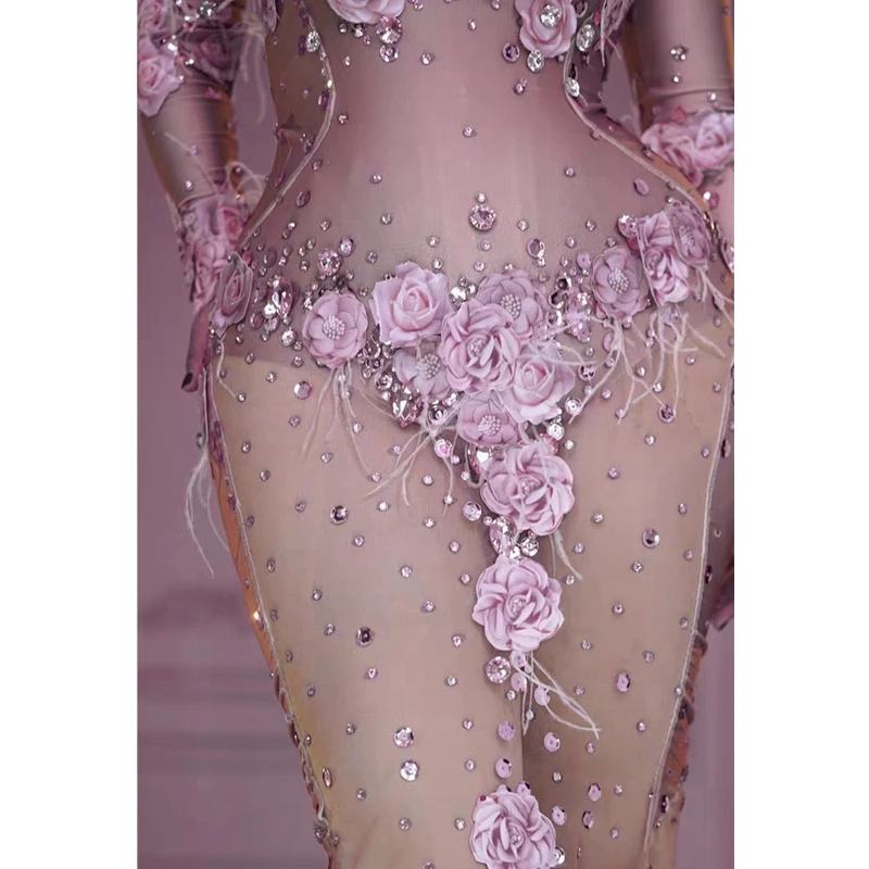 Модное блестящее платье разы с розовым принтом телесного цвета сексуальное