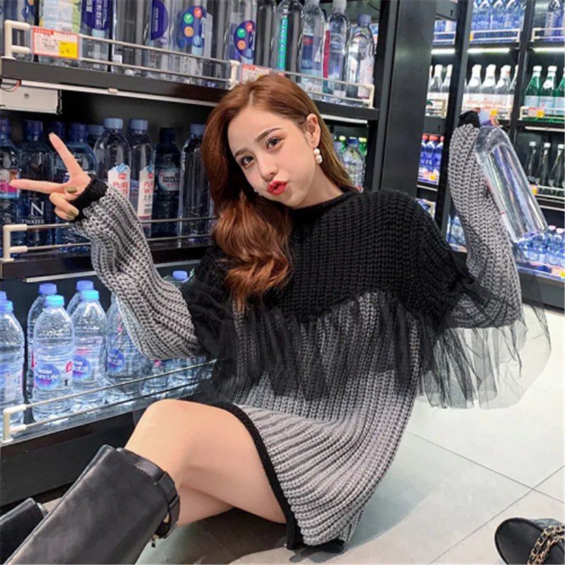 Женский вязаный свитер с кружевом длинный контрастных цветов круглым вырезом