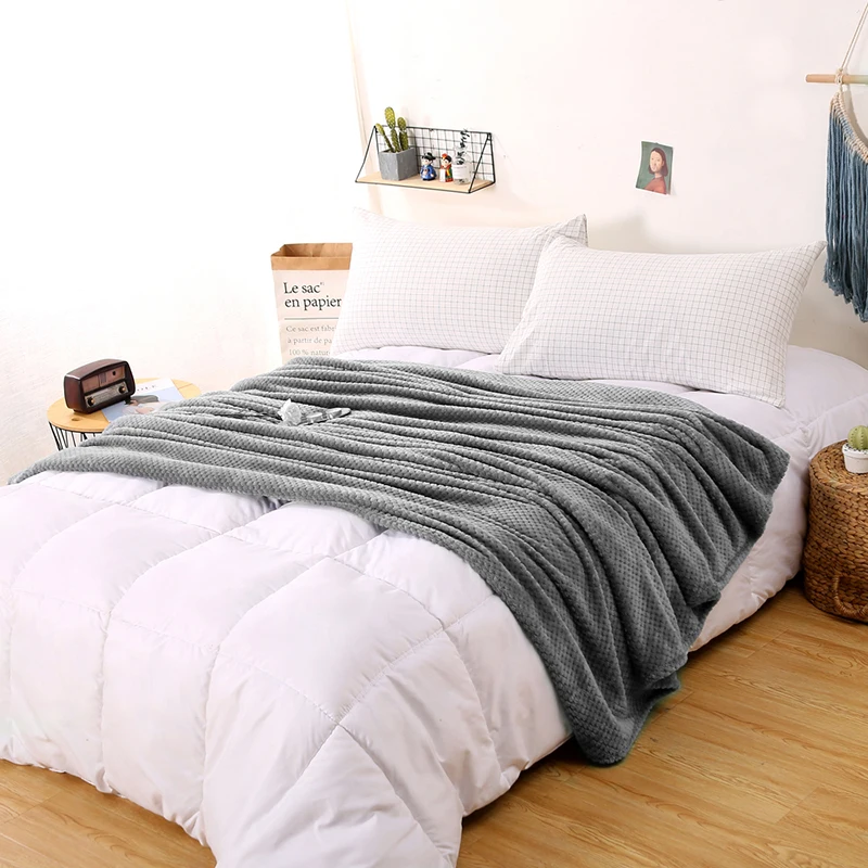 Супермягкое одеяло из кораллового флиса толстое однотонное для дивана и кровати