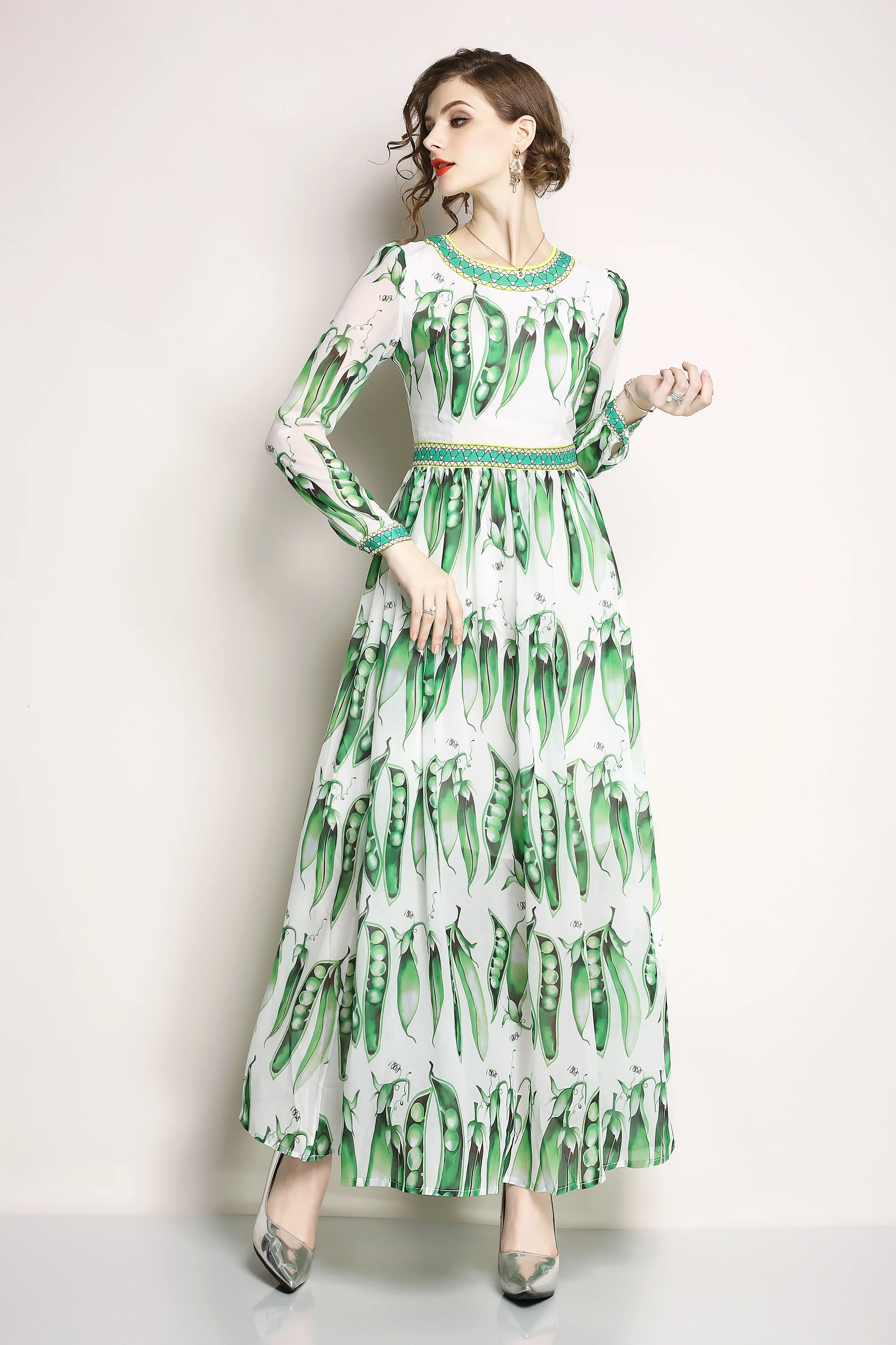 Длинное платье с круглым вырезом и длинными рукавами принтом в виде капюшона до