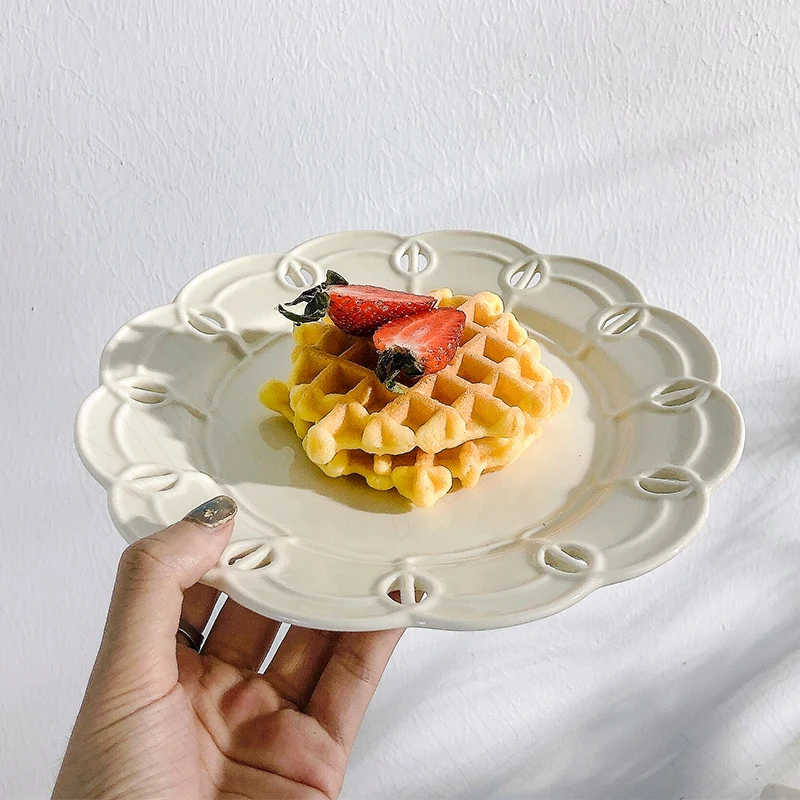

European Ceramic Plate Living Room Coffee Table Hollow Out Carved Flower Dessert Organizer Retro Salad Plates Kitchen Tableware