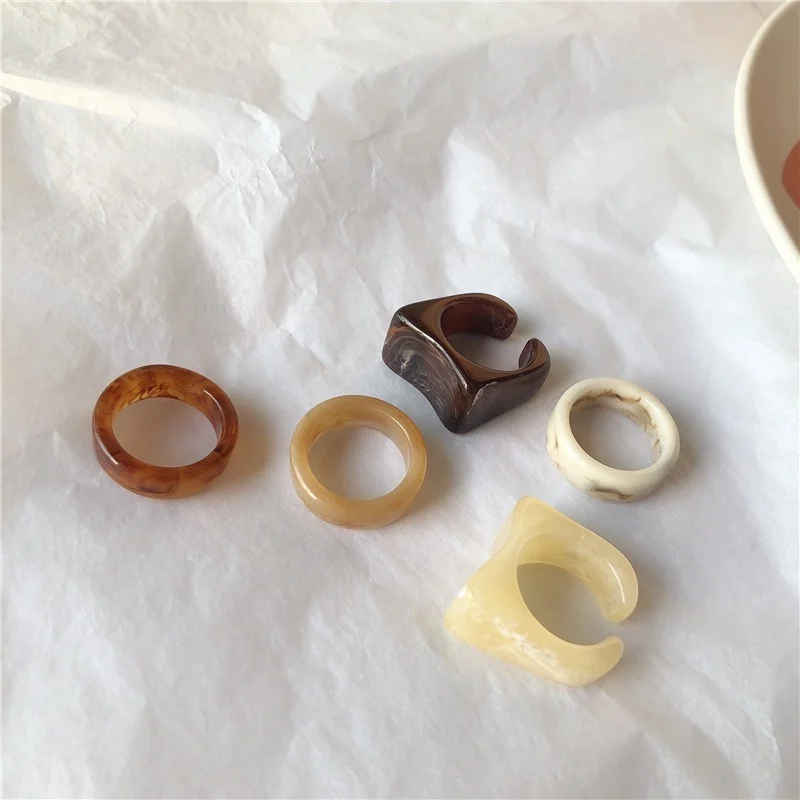 

2021 New Vintage Fashion Printing Grain Resin Ring Square Cool Wind Ring Wide Ivory Color Acrylic Rings for Girl Jewelry Gift