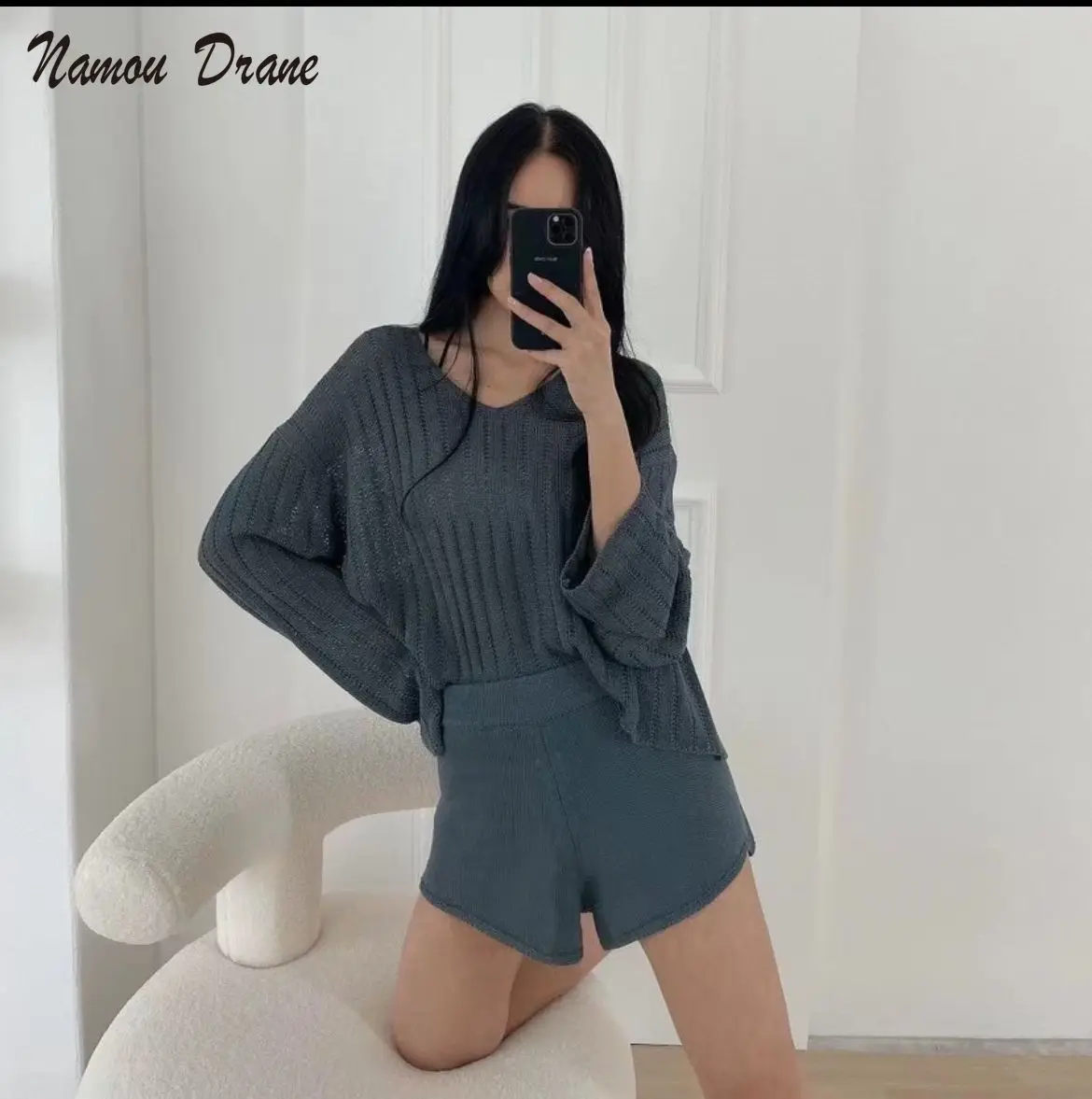

Женский свитер с V-образным вырезом и длинными рукавами и шорты с эластичным поясом