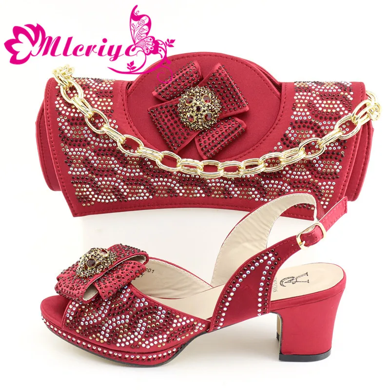 Комплект из итальянских туфель и сумочки украшенных стразами комплект женских