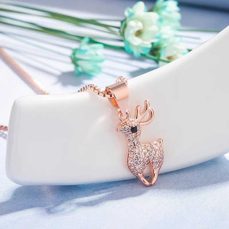 Элегантная яркая подвеска в виде оленя с инкрустированными фианитами цвета