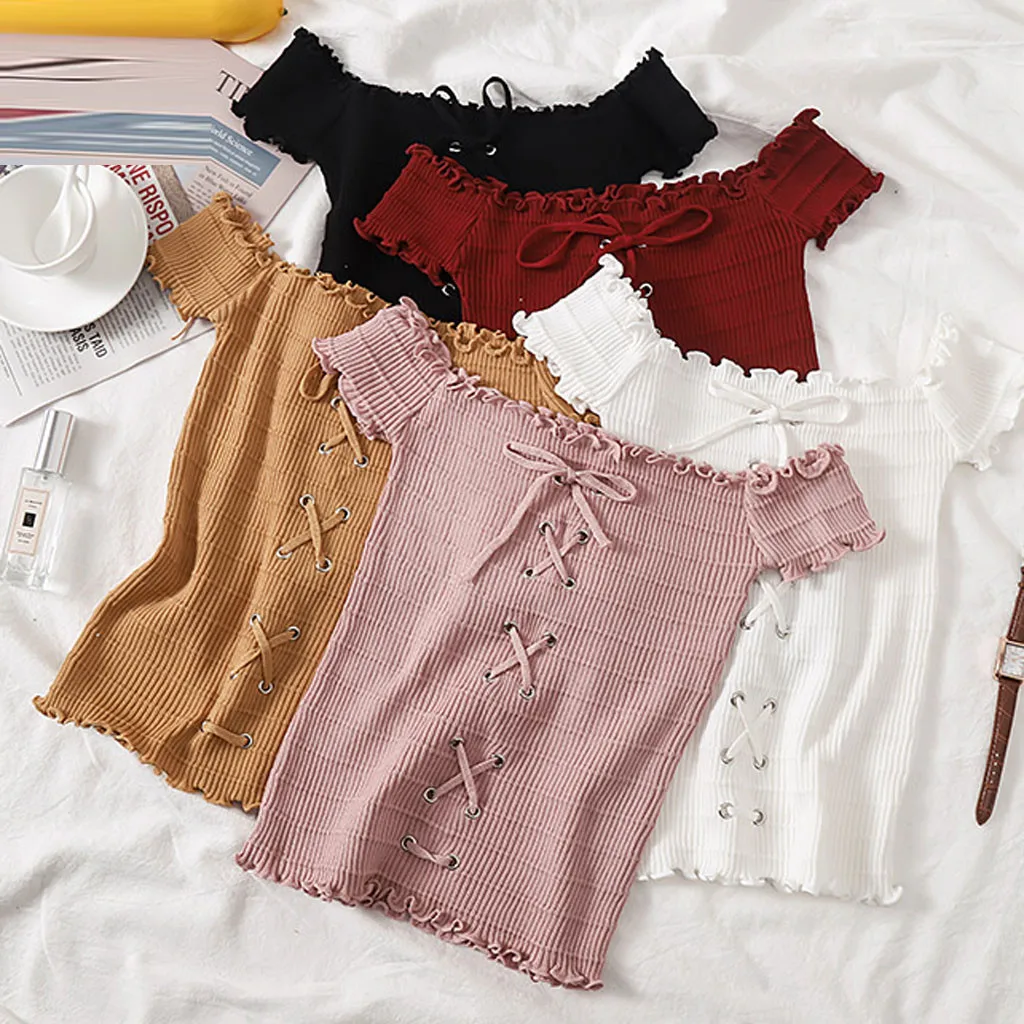 Женский трикотажный топ с коротким рукавом открытыми плечами и вырезом лодочкой