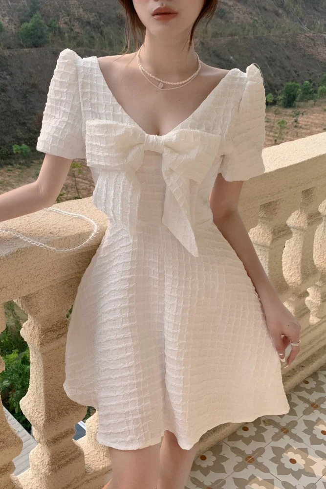 

COIGARSAM French Style Women dress New Summer Bow V-Neck Dresses White Send Brooch 3430