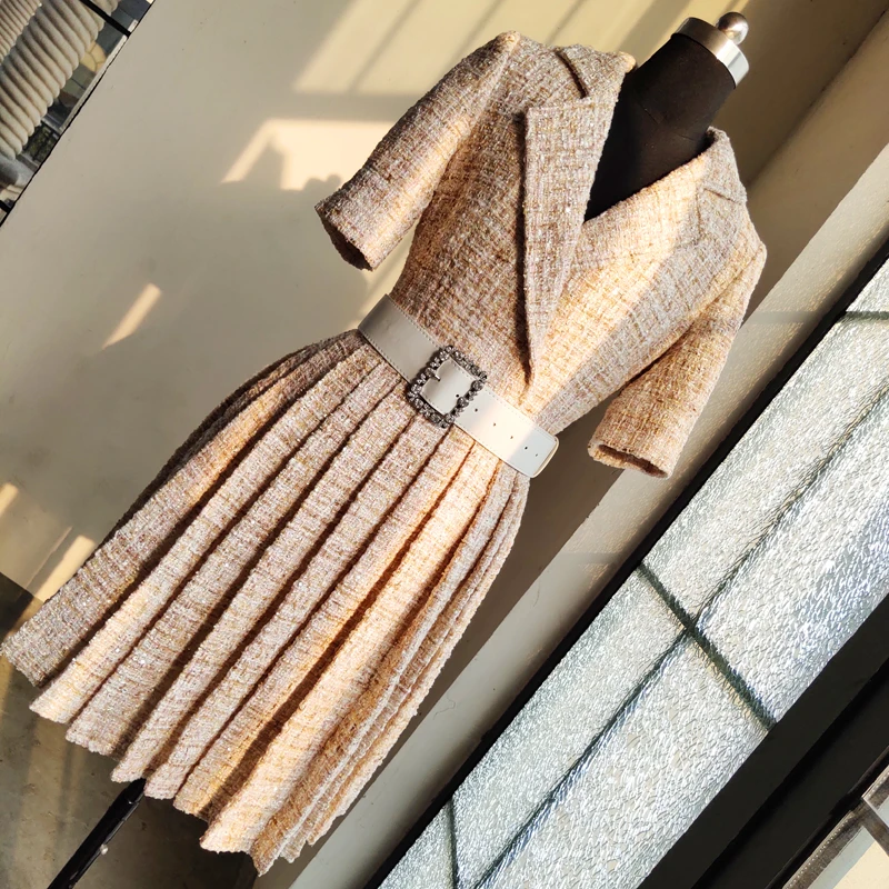 Женское твидовое плиссированное платье с поясом и коротким рукавом модель B215 на